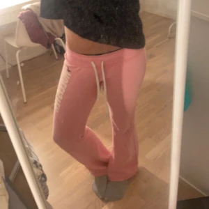 Mjukisar - Skit snygga lågmidjade mjukisbyxor från Hollister, passar mig ganska bra i längden och jag är 174 cm lång. 