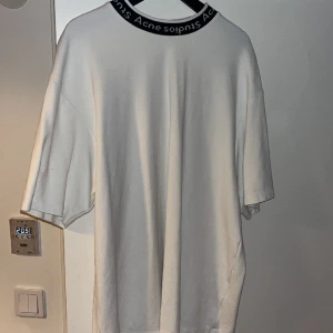 Acne Oversized T shirt - Säljer min acne oversized T-Shirt, bra skick men ett litet litet hål, syns ej när man har på sig den. Storlek medium, passar likväll Large