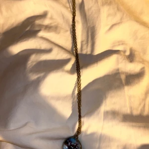 Galax halspand🌌🪐 - Galax halsband som jag nästan aldrig har använt jag skulle gärna vilja att någon annan som har det intresset eller tycker den är fin har den❤️ :D