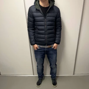 Colmar Jacka - Fet vinterjacka från colmar i väldigt bra skick! Jackan är i barnstolen 172cm men passar han på bilden som är 178! Skulle säga att den passar om du är runt 165-174 Retail priset är över 5000;- men vi säljer den för 2150;-  Hör av dig vid fundering!