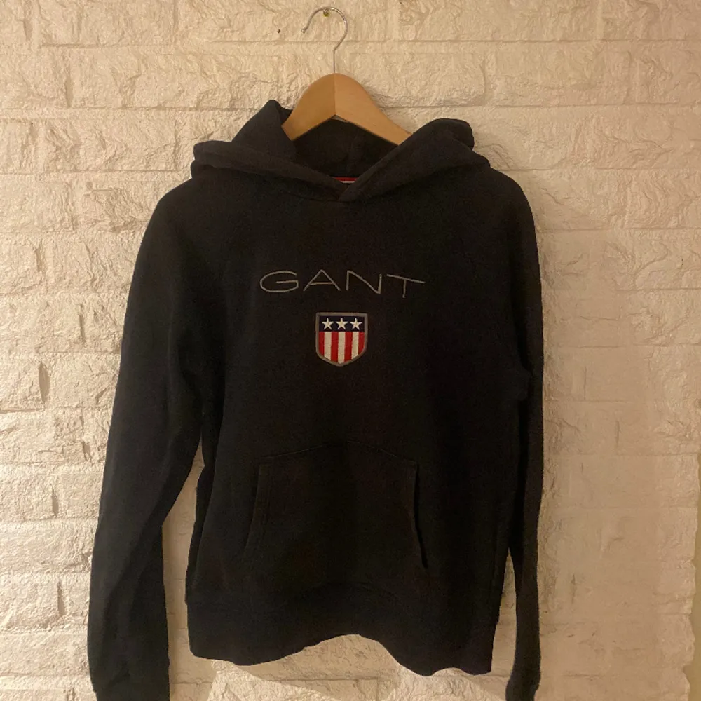 En svart Gant hoodie | skick 9/10 | Storlek 176/16y | knappt använd. Hoodies.