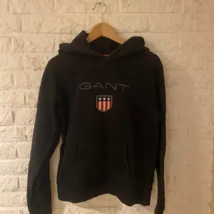 En svart Gant hoodie | skick 9/10 | Storlek 176/16y | knappt använd