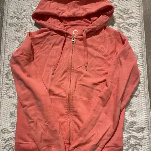 Superfin hoodie från Cubus. Säljer pga för liten. Nästan oanvänd, superbra skick🩷