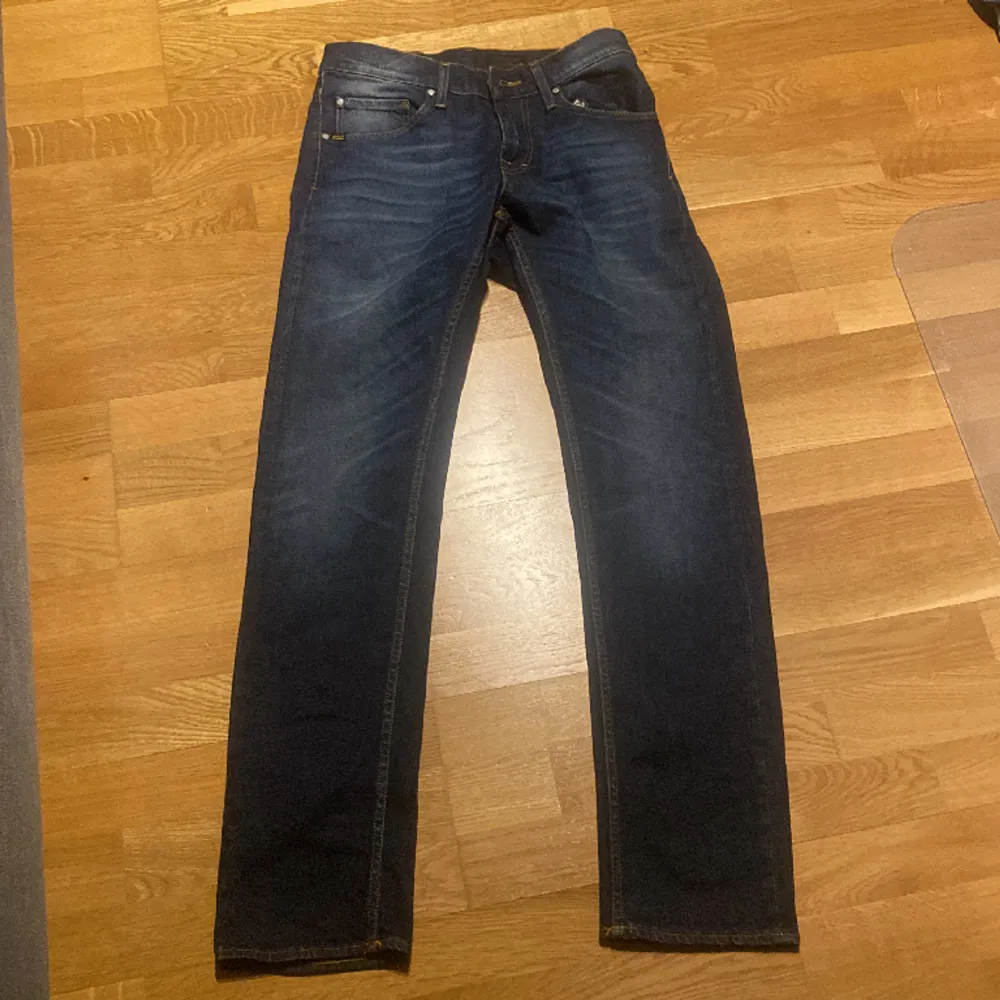 Säljer dessa snygga tiger of sweden jeans i modellen iggy då jag ej använder de längre.. Jeans & Byxor.