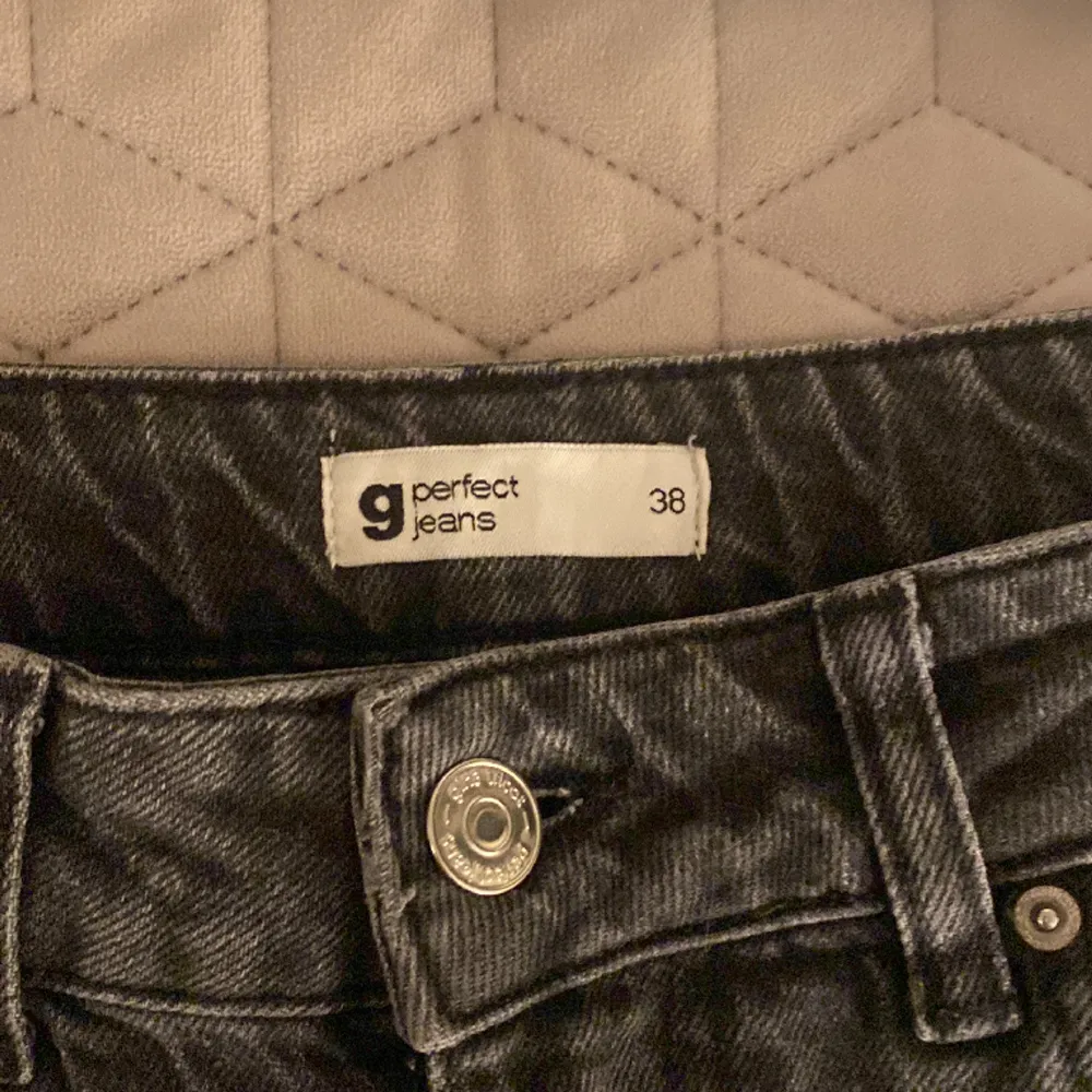 Super fina jeans från ginatricot i storlek 38🖤 Modellen är ”Full length flare”. Jeans & Byxor.
