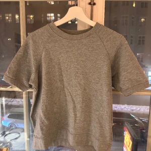 Kortärmad tröja - Såå fin och trendig kortärmad sweatshirt.