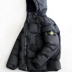 Stone Island jacka  - Säljer nu min stone island jacka helt ny inte använd. Jackan är helt vattentät och kommer med en svart label också. 