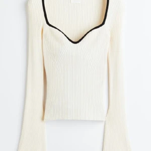 Ribbstickad tröja - Säljer den sötaste tröjan eftersom den inte längre kommer till användning 💞. 