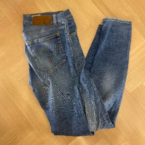 Jeans Tiger Of Sweden  - Hej! Säljer nu mina Jeans från märket Tiger Of Sweden, storlek 29/32 fint skick. Varan är givetvis äkta. Tveka inte på att höra av dig om du har frågor eller funderingar kring varan!