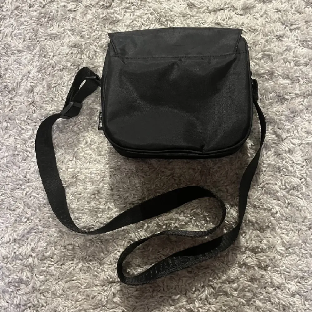 Säljer en hel svart 1:1 Trapstar väska. Den har inga fel eller hål någonstans och är i nyskick. Den går att göra längre och större så den passar alla. Har man några fragor eller vill ha mer bilder är det bara att höra av sig 🙂. Väskor.