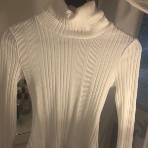 Vit tröja - En vit polotröja som inte kommer till användning längre