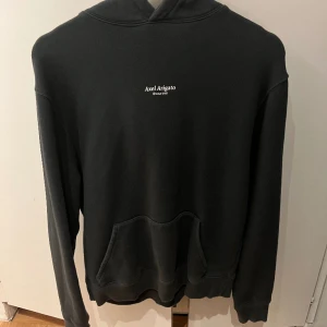 Axel Arigato hoodie - Använd en gång så den är i jättebra skick. Den är mörkgrå och köpt för 1150