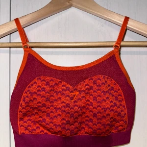 Gymshark WTFlex Bra S XS - Small but fits like XS. Care instructions tag cut off and missing inserts hence low price. Aside from that, gently used condition with print intact. Smoke and pet free home. 