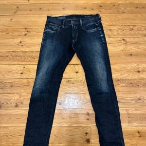 Replay Anbass Hyperflex Jeans - Tjena! Säljer ett par Replay Anbass Hyperflex jeans. De är använda och i storleken 33. Om det finns några som helst funderingar är det bara att höra av sig!