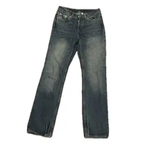 Snygga jeans från weekday i midrise! Knappt använda har typ använt en gång. De är mörkblå men ser väldigt mörka ut på bilden. Tror inte att den här färgen finns kvar på hemsidan. Utropspris: 590kr