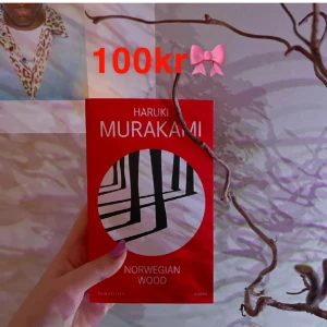 HARUKI MURAKAMI - NORWEGIAN WOOD - Super bra och trendig bok av Murakami ! Helt ny och inga skador 🤩 Boken är skriven på Svenska !