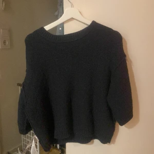 Trekvartsärm stickad tröja  - Trekvartsärm marinblå tröja i storlek XS men är rätt så stor i storlek passar också som S. Använt en gång💕