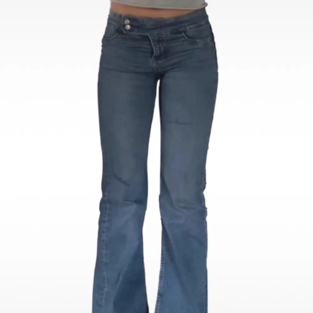 Blåa lågmidjade jeans 🖤mått: midja/höft: 76cm innerbenslängd: 80cm ytterbenslängd: 107cm helt perfekt långa för mig som är 175! toppskick, använd 2 gånger. Jeans & Byxor.