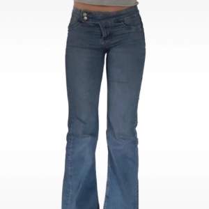 Blåa lågmidjade jeans 🖤mått: midja/höft: 76cm innerbenslängd: 80cm ytterbenslängd: 107cm helt perfekt långa för mig som är 175! toppskick, använd 2 gånger