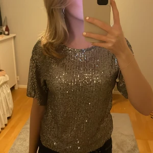 festtopp silver - Säljer denna as snygga glitter t-shirten!! Storlek XS men passar även S då jag vanligtvis har det🩷