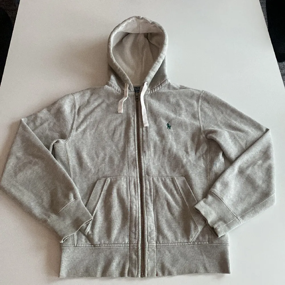 Säljer denna sjukt snygga Ralph Lauren hoodien | Skicket är 9/10 | Vid andra frågor skicka DM 🤝. Tröjor & Koftor.