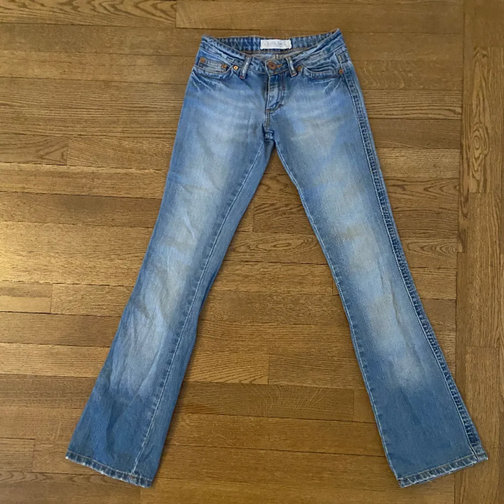 Jätte fina bershka jeans i storlek 32. Säljer eftersom de har blivit för små. Innerlängd ben: 82 cm. Pris kan diskuteras.. Jeans & Byxor.