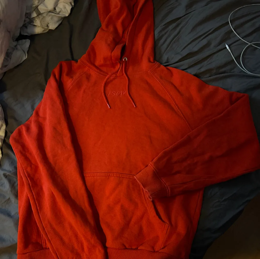 Säljer min super snygga röda hoodie ifrån Carlings, märket STAY 🤍 Nyskick 🤍. Hoodies.