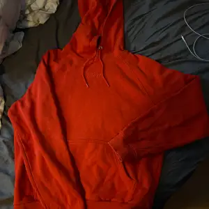 Säljer min super snygga röda hoodie ifrån Carlings, märket STAY 🤍 Nyskick 🤍