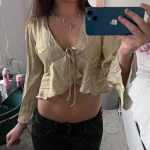 Topp!  - Så snygg topp i guld passar till nyår eller andra festliga tillfällen❤️❤️❤️❤️