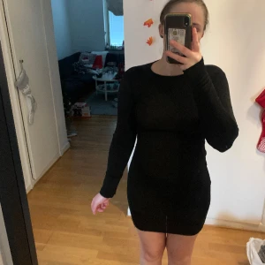 Svart klänning - En svart fin klänning med en liten öppning i ryggen samt scrunch vid rumpan. Använd men i bra skick 