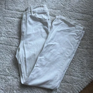 Vita bootcut jeans  - Krämvita bootcut jeans som är lite små i storleken 