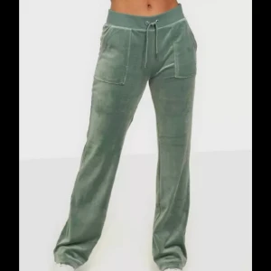 JUICY BYXOR - 💗LÅNADE BILDER💗 Säljer mina juicy byxor i storlek M. De är köpa från Nelly.com.  pris kan diskuteras. Skriv vid intresse!! Finns inga skador på eller liknande. Tyget är fortfarande som när de var köpt. Original pris 1200kr säljer för 500kr