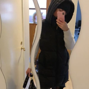 Väst - En längre väst som är justerbar i midjan och med huva från Zara. Finns fickor men syns inte på bilden 