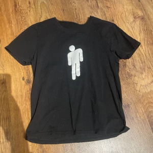 Billie Eilish t shirt - Tryck på fram och baksida, mycket bra skick, h&m 35+ BILLIE EILISH PRODUKTER KOLLA MITT KONTO