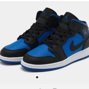 Jordans - Säljer ett par blå jordans 1 mid. Hyfsat bra skick förutom att de är lite creaseade och att innetyget har gått upp lite vid hälen med inget som syns. Stl 36,5 men passar mig med 37💞