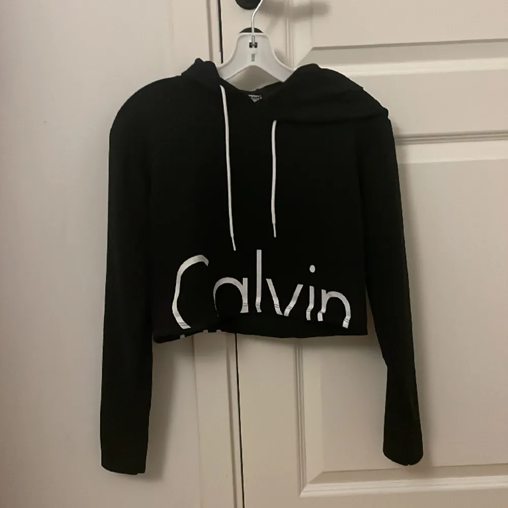 Croppad calvin klein hoodie i S, oanvänd . Hoodies.