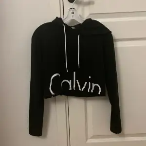 Croppad calvin klein hoodie i S, oanvänd 