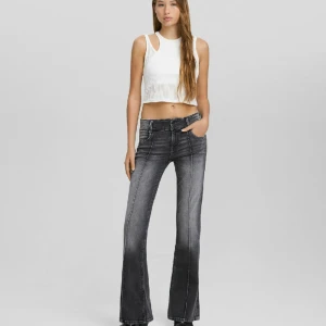 Bershka jeans  - Säljer mina bershka jeans då jag aldrig använder dom, är i fint skick som oanvända. Storlek 36 men passar även 38 Skriv vid frågor, kan skickas 🙏🏼💗