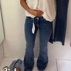 Jättefina lågmidjade bootcut jeans från Gina Tricot, knappast använda så fof i nyskick!💓 Säljer för att jag har ett par andra lika o behöver inte två💓
