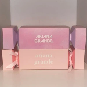 Ariana Grande box - Säljer dessa tomma Ariana Grande boxar