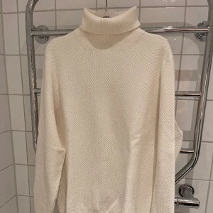 Mango turtelneck/polotröja - Vit mango turtelneck storlek Medium. I nyskick pris: 150kr
