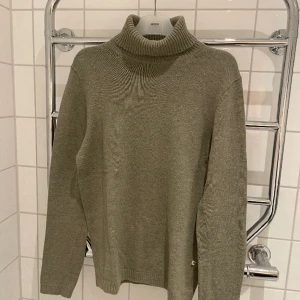 Mango turtelneck/polotröja - Mango turtelneck/polotröja, grön/oliv Pris 150kr, nyskick, storlek small.