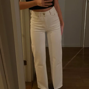 Vita raka jeans - Vita raka jeans i mycket fint skick! Inte genomskinliga 🤩🤍