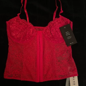 Röd spetstopp! - Supersnygg röd spetstopp som är korsett liknande. Prislapparna är kvar då den aldrig är använd. Köpt på NAKD för 349kr❤️