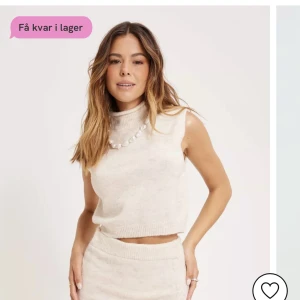 Stickad väst - Stickad beige väst med snygg passform. Oanvänd med lappen kvar.