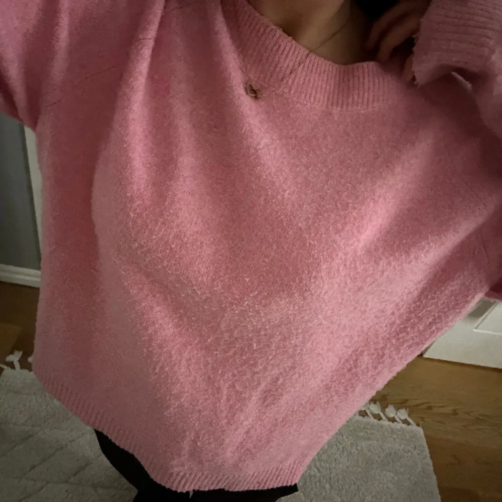 Jätteskön stickad tröja från vero Moda💞 I storlek XL så är lite overzize men inte för stor💗. Stickat.