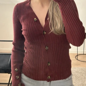 Kofta - Jätte fin vinröd kofta med knappar på sidan av armen. Använd en gång, annars i bra skick! 