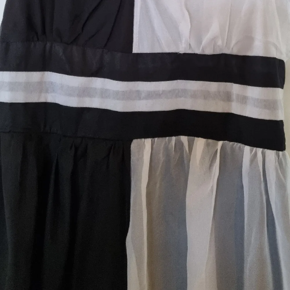 En fin klänning i vitt och svart som jag använt 2ggr men som jag nu tyvärr inte  kan ha längre. Perfekt till nyår. Klänningar.
