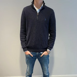 Ralph lauren half zip - Säljer en riktigt fet half zip från Ralph lauren - skick 9/10 - köptes ny i butik för runt 2000. Använd ett par gånger, inga defekter. Hör av dig för funderingar!