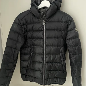 Colmar jacka - Säljer denna fina Colmarjackan i ett fint skick, klicka inte på köp nu då betalning sker via Swish🩵